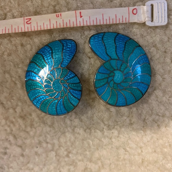 Metal nautilus shell pierced earrings - Picture 3 of 5